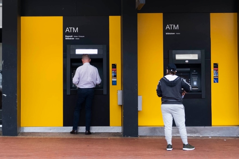 Commonwealth Bank pauses plans to charge customers $3 fee to withdraw cash