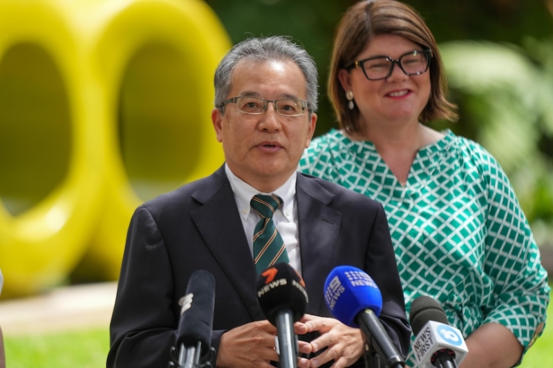 Giant pandas Xing Qiu and Yi Lan receive sweltering reception in Adelaide